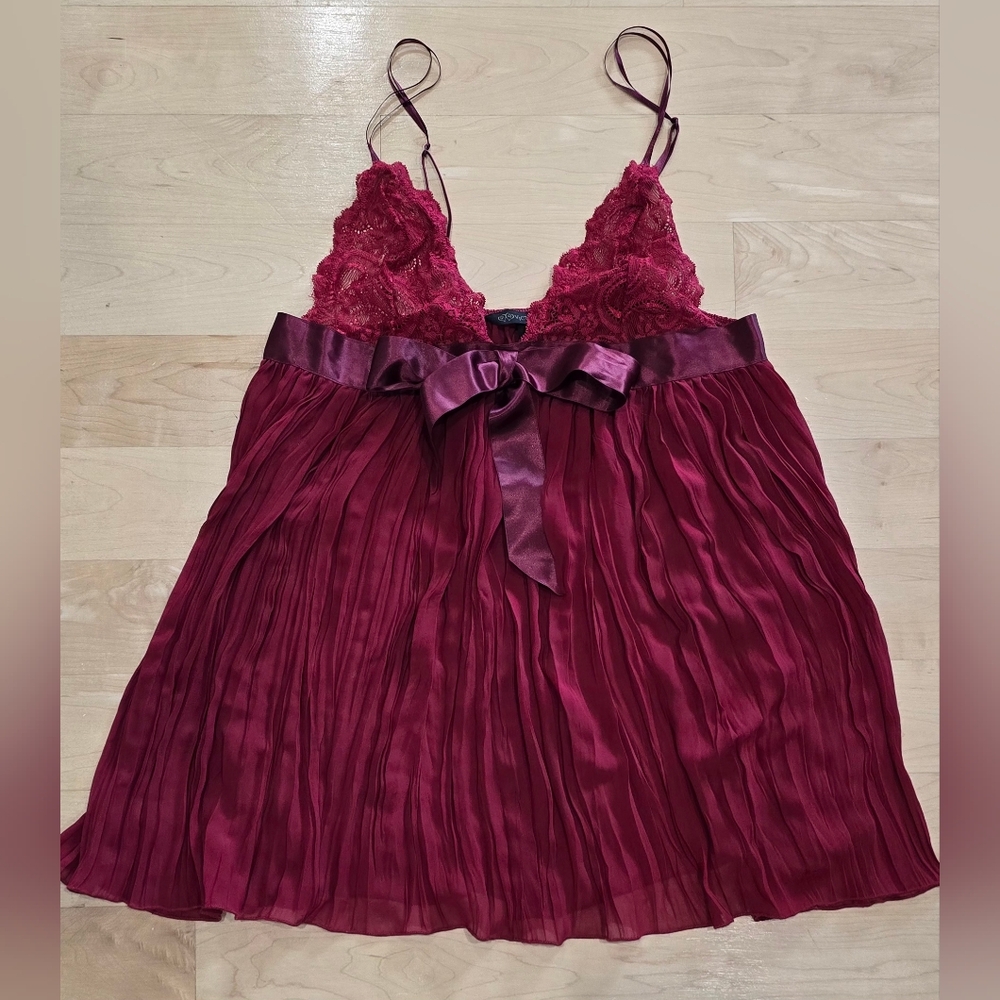 VINTAGE  VICTORIA'S SECRET RED LACE SHORT PLEATED NIGHTGOWN Size MEDIUM